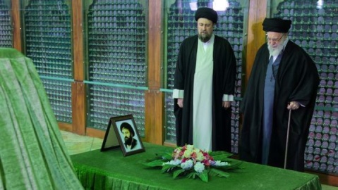 فیلم/ لحظاتی از حضور حضرت آیتالله خامنهای در حرم مطهر حضرت امام خمینی(ره)