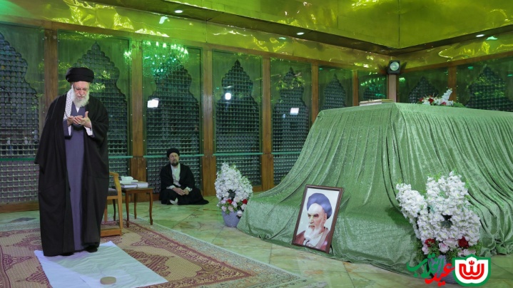 حضور حضرت آیت‌الله خامنه‌ای در حرم مطهر حضرت امام خمینی(ره)