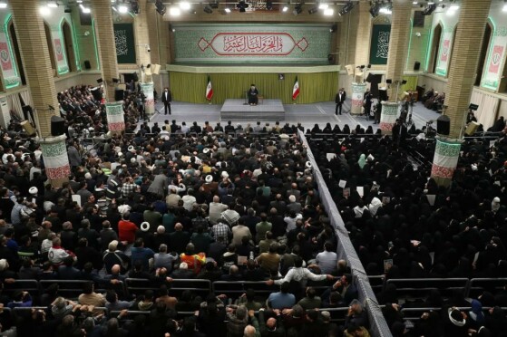 تصاویری از دیدار هزاران نفر از اقشار مختلف مردم با رهبر انقلاب در اولین روز از دهه مبارک فجر