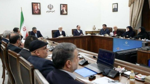 عارف: دولت در برابر مدیری که تولید خودروسازی را متوقف کند از اقتدار خود استفاده خواهد کرد