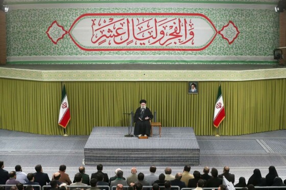 تصاویری از دیدار هزاران نفر از اقشار مختلف مردم با رهبر انقلاب در اولین روز از دهه مبارک فجر