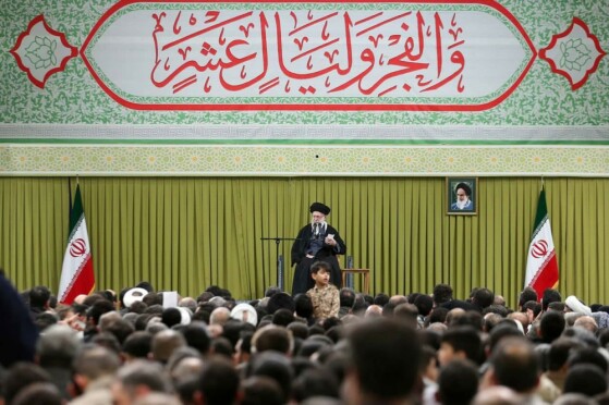 تصاویری از دیدار هزاران نفر از اقشار مختلف مردم با رهبر انقلاب در اولین روز از دهه مبارک فجر