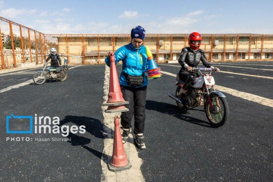 بانوان در انتظار گواهینامه موتور