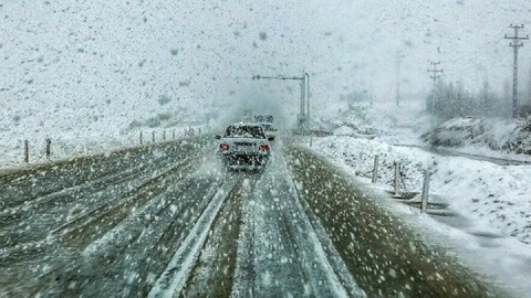 بارش سنگین برف و ترافیک پرحجم در محور هراز
