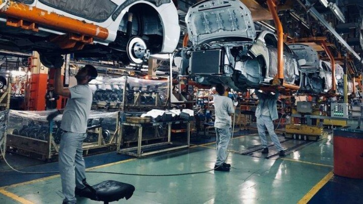 تولید خودروی سواری ۱۰ درصد کاهش یافت