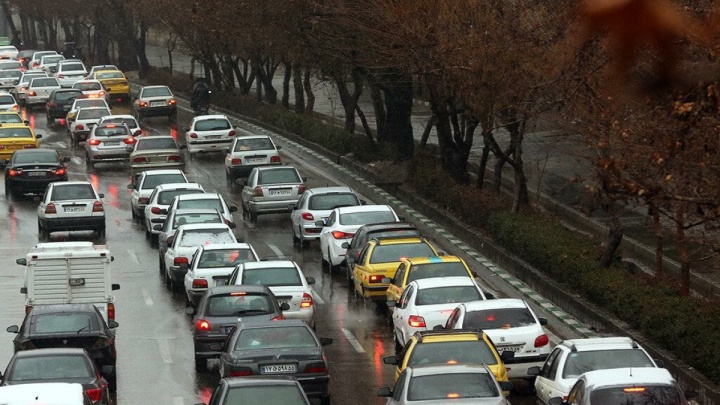ترافیک نیمه‌سنگین در محورهای منتهی به تهران/ بارش برف و باران در ۶ استان