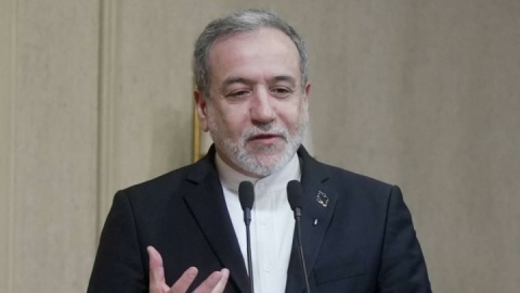 فیلم/ عراقچی: آرایش نظامی منطقه ما را نمی‌ترساند