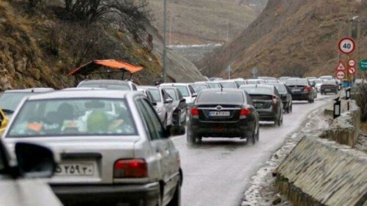ترافیک سنگین در جاده چالوس/ بارش برف و باران در ۱۰ استان