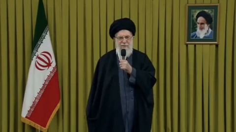 رهبر انقلاب: همگی سعی کنیم اتصال و انسجام ملی را که بسیار با ارزش و قیمتی است، حفظ کنیم