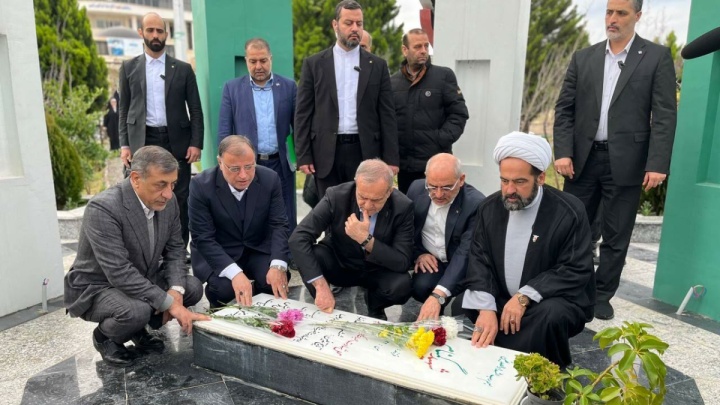 رییس جمهور به مقام شهدای گلستان ادای احترام کرد