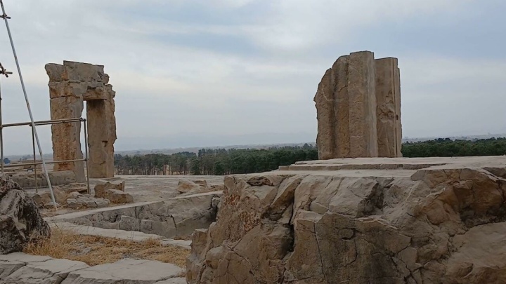 پیگیری قانونی برای حک یادگاری بر دیواره‌های تخت جمشید