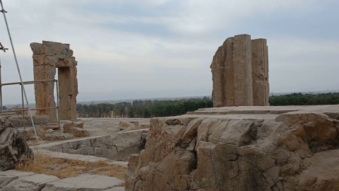 پیگیری قانونی برای حک یادگاری بر دیواره‌های تخت جمشید