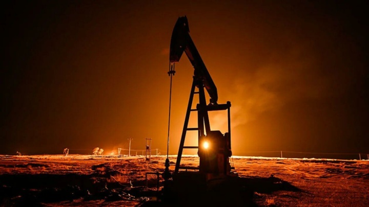 رویترز: پیشرفت مذاکرات میان ایران و آمریکا بهای نفت را اندکی کاهش داد