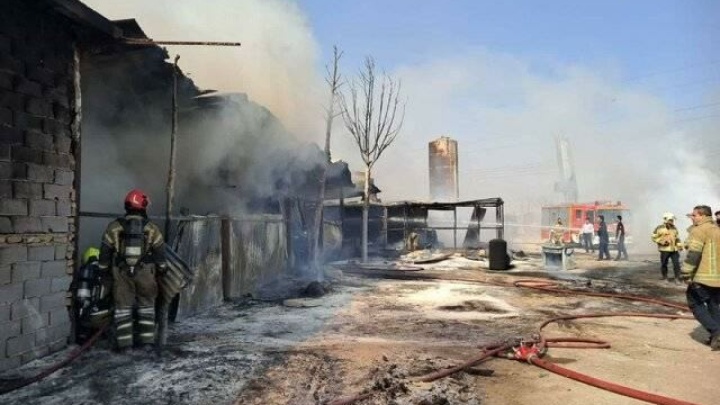 آتش‌سوزی گسترده یک گاراژ چوب‌بری در بزرگراه آزادگان/ مهار حریق بدون تلفات جانی