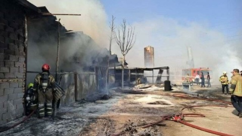 آتش‌سوزی گسترده یک گاراژ چوب‌بری در بزرگراه آزادگان/ مهار حریق بدون تلفات جانی