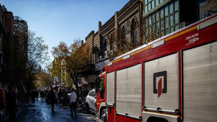 آتش‌سوزی در انبار لوازم الکترونیکی در لاله‌زار / اعزام ۴ ایستگاه آتش‌نشانی