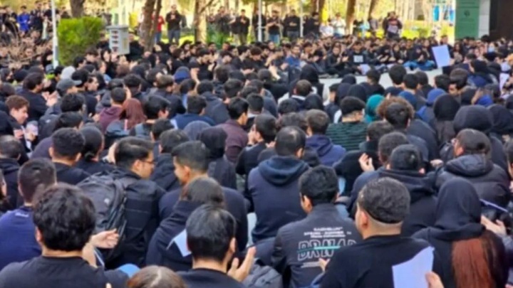 گزارشی از واکنش امروز دانشجویان به اهانت به نمادهای ملی