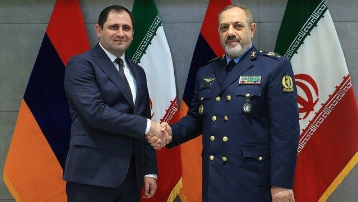 تاکید وزیر دفاع بر حفظ تمامیت ارضی و مخالفت با دخالت‌های فرامنطقه‌ای