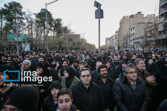 سوگواری در میدان انقلاب