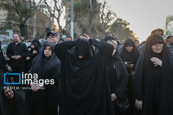 سوگواری در میدان انقلاب