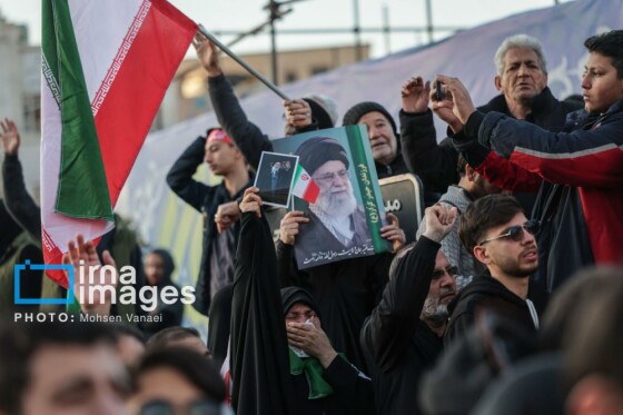 سوگواری در میدان انقلاب