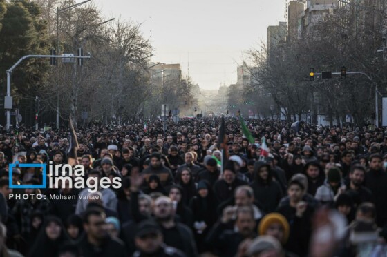 سوگواری در میدان انقلاب