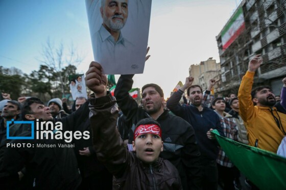 سوگواری در میدان انقلاب