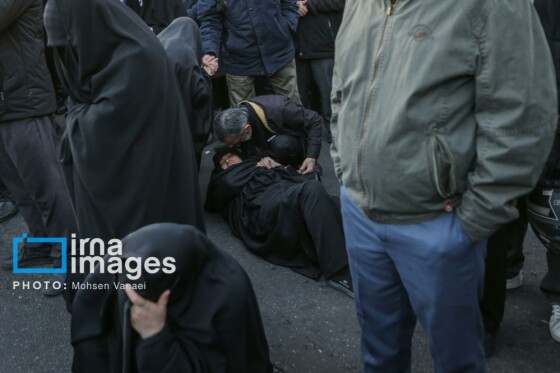 سوگواری در میدان انقلاب