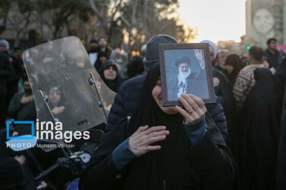 سوگواری در میدان انقلاب