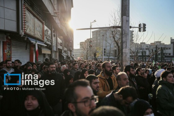 سوگواری در میدان انقلاب