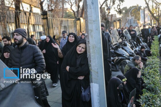 سوگواری در میدان انقلاب