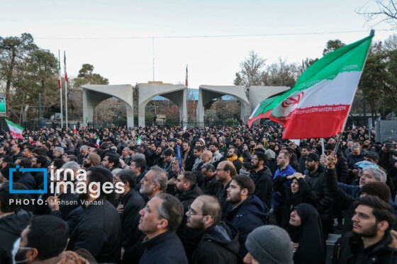 سوگواری در میدان انقلاب