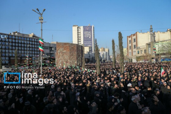 سوگواری در میدان انقلاب