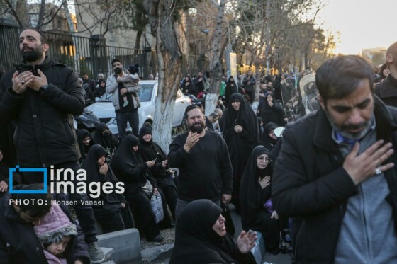 سوگواری در میدان انقلاب