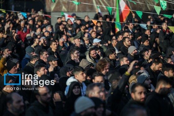 سوگواری در میدان انقلاب