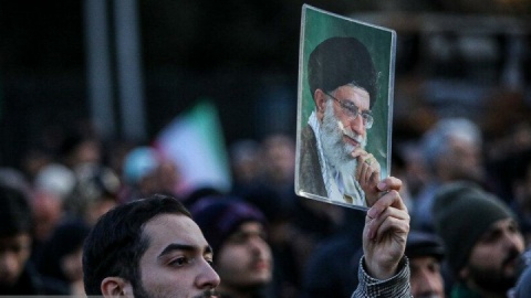 فیلم/ تجمع سوگواران رهبر شهید انقلاب در مقابل دانشگاه تهران