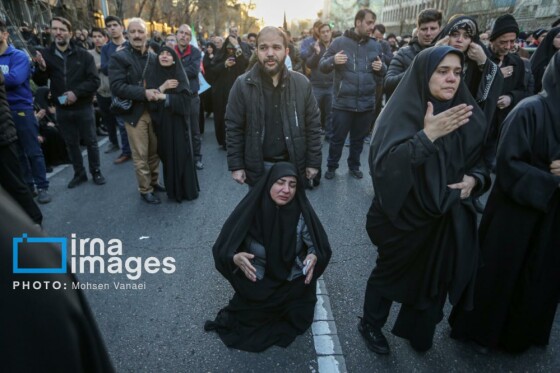 سوگواری در میدان انقلاب