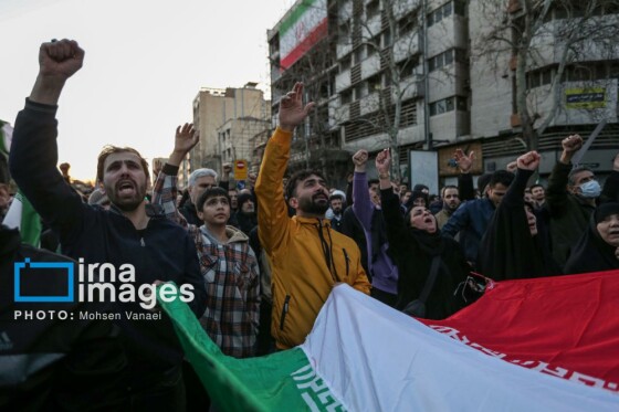 سوگواری در میدان انقلاب