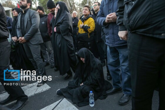 سوگواری در میدان انقلاب