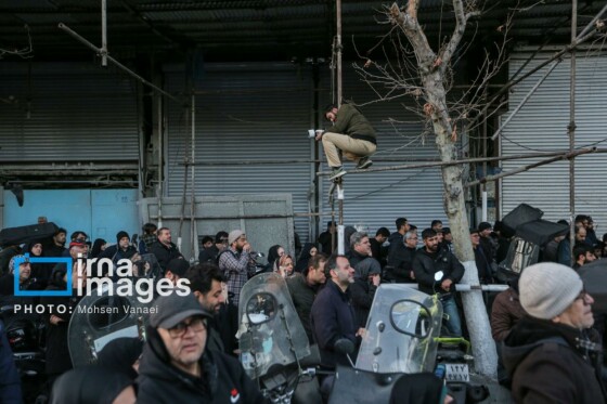 سوگواری در میدان انقلاب