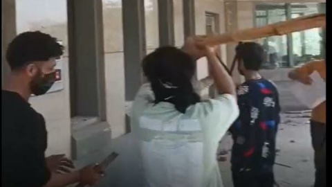 یورش معترضان پاکستانی به سرکنسولگری آمریکا