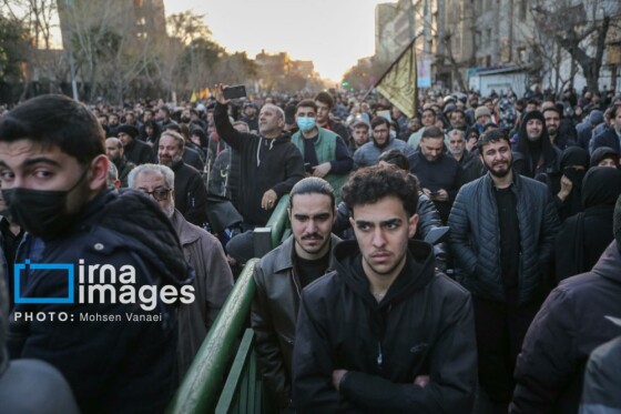 سوگواری در میدان انقلاب