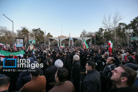 سوگواری در میدان انقلاب