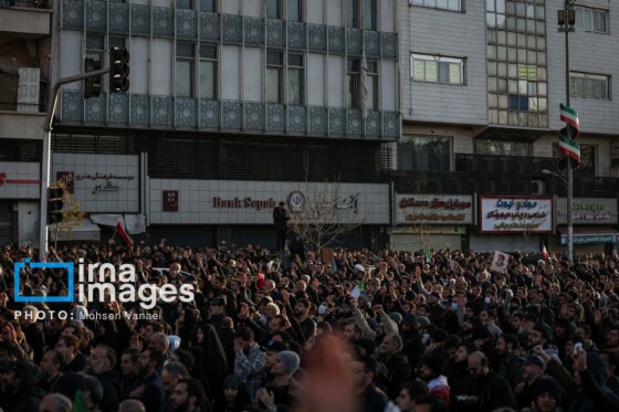 سوگواری در میدان انقلاب