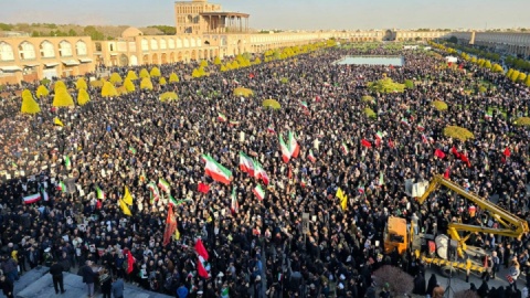 فیلم/ تجمع خودجوش مردم اصفهان در عزای شهادت رهبرانقلاب