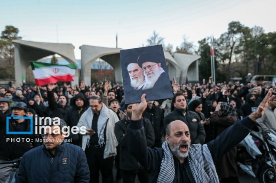 سوگواری در میدان انقلاب