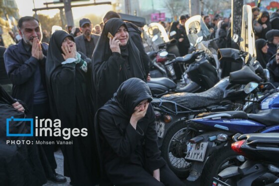 سوگواری در میدان انقلاب