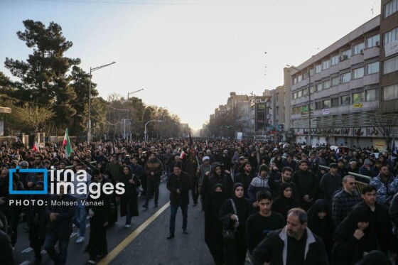 سوگواری در میدان انقلاب