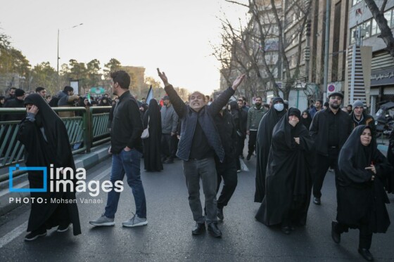 سوگواری در میدان انقلاب