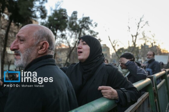 سوگواری در میدان انقلاب